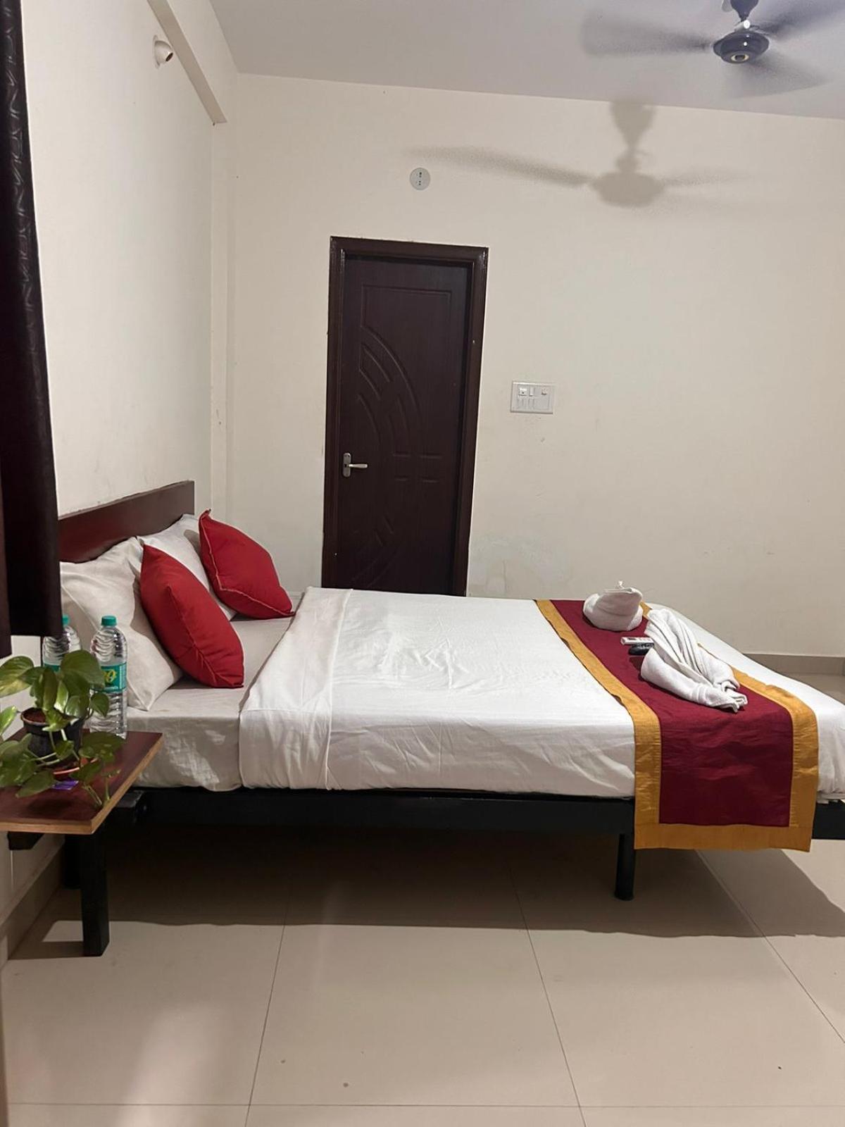 Hotel Prakrathi Residency Бангалор Экстерьер фото