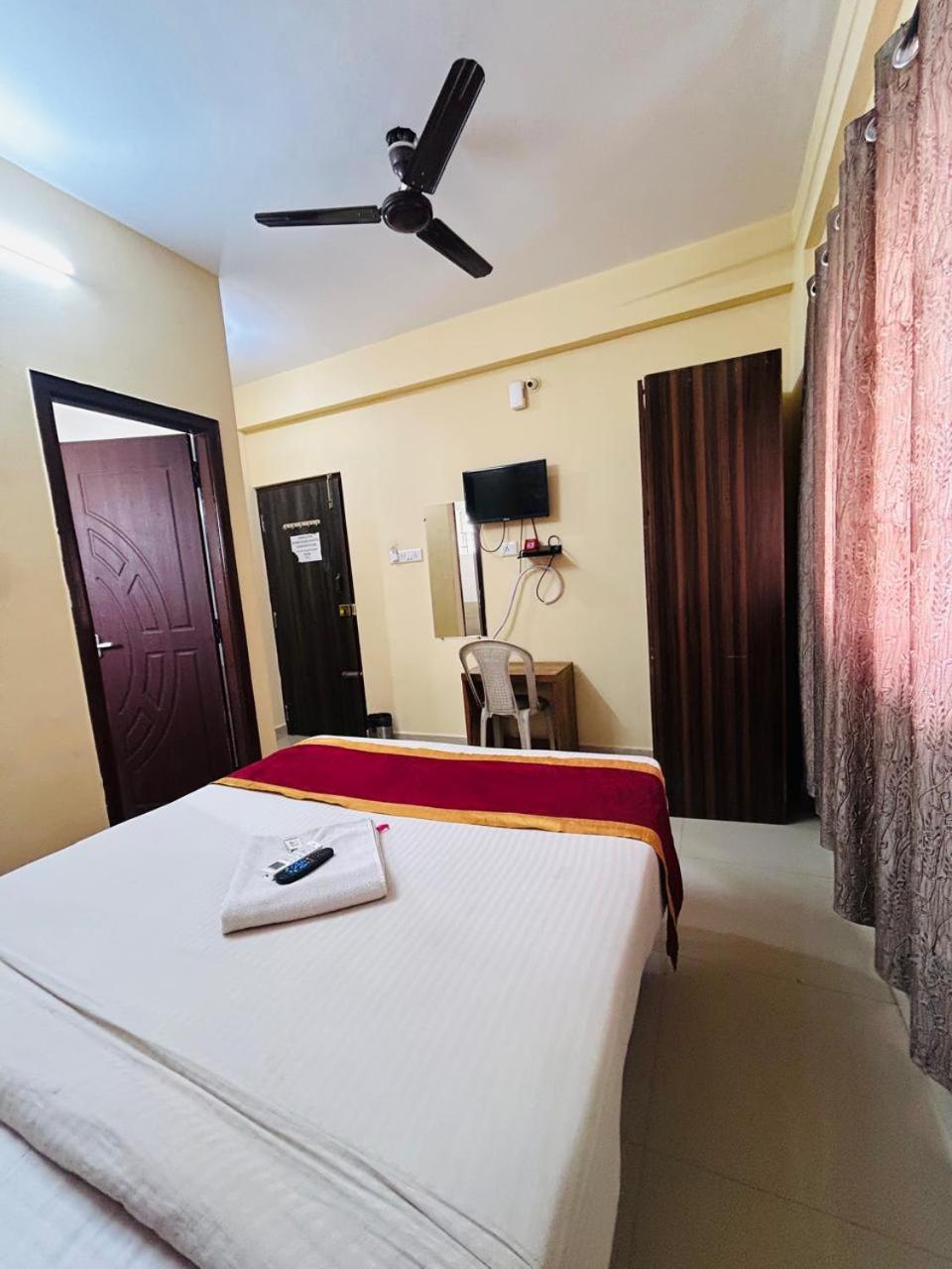 Hotel Prakrathi Residency Бангалор Экстерьер фото